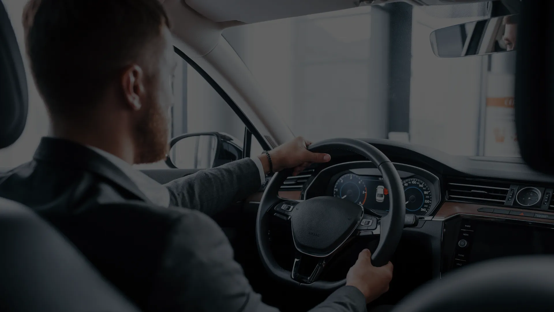 Chauffeur élégant au volant pour circuler sereinement dans Genève aujourd’hui
